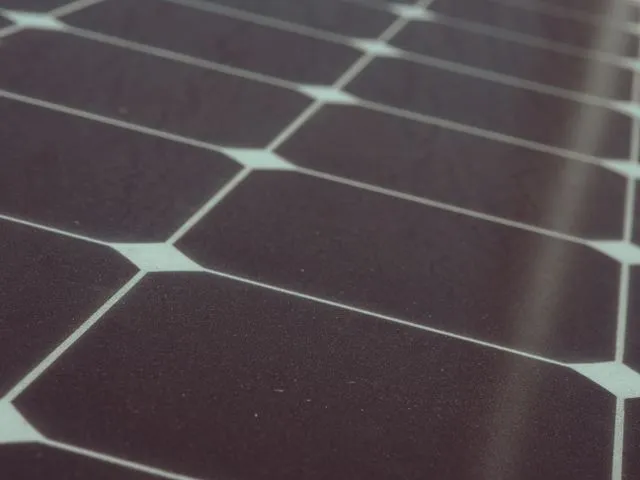 Detall de la xarxa de cel·lules fotovoltaiques de silici monocristal·lí d'un panell solar.