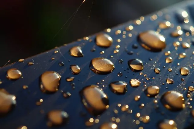 Gotes d'aigua de pluja acumulades sobre la superfície d'un panell solar per avaluar l'efecte d'autoneteja.