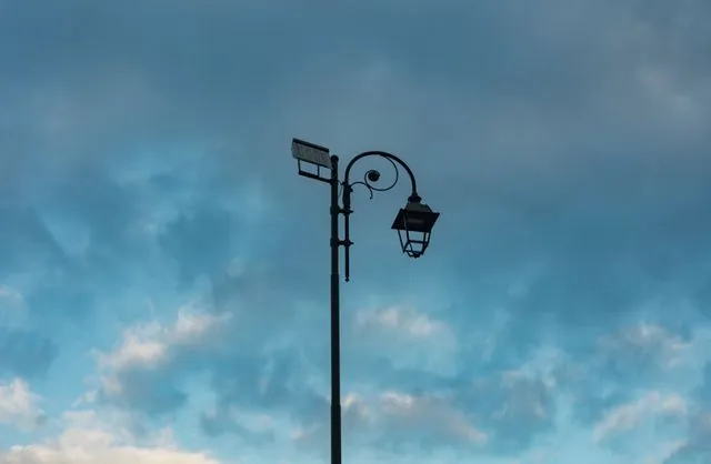 Petit panell solar fotovoltaic sota un cel ennuvolat per analitzar pèrdues de rendiment meteorològiques.