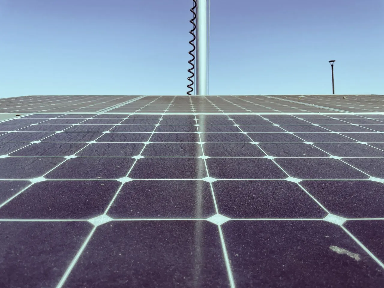 Superfície d'un panell solar amb partícules de pols acumulada que redueixen la generació d'energia.
