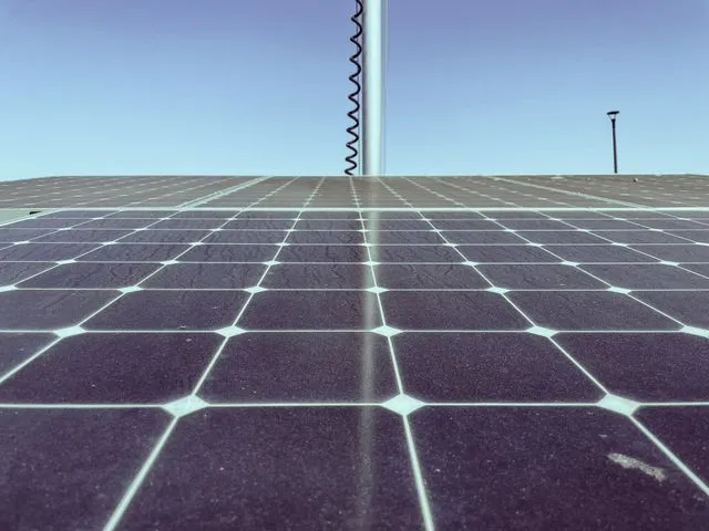 Superfície d'un panell solar amb partícules de pols acumulada que redueixen la generació d'energia.