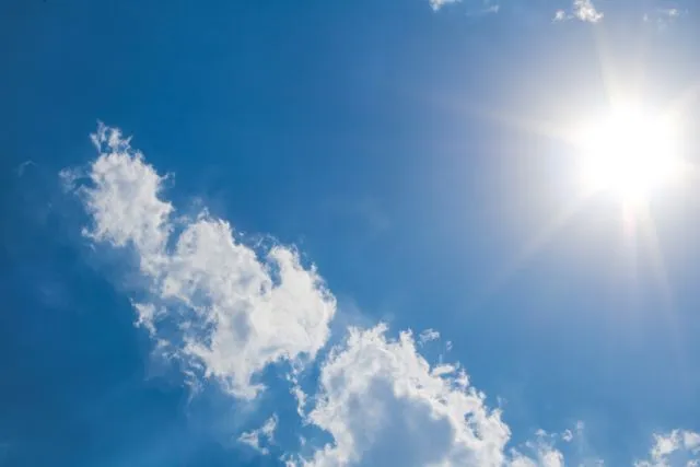 Sol en un cel clar reflectint la màxima radiació solar teòrica per a la calibració de panells.